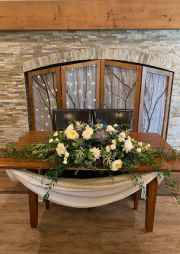 Sweetheart-Table-with-Centerpiece